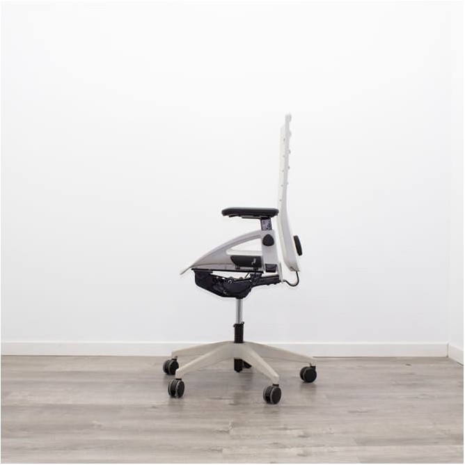 Silla operativa en polipropileno gris y brazos en negro