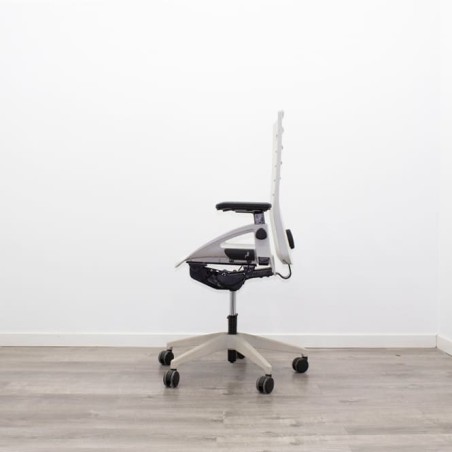 Silla operativa en polipropileno gris y brazos en negro