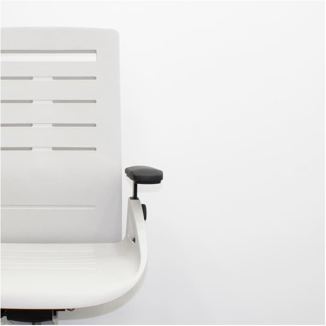 Silla operativa en polipropileno gris y brazos en negro