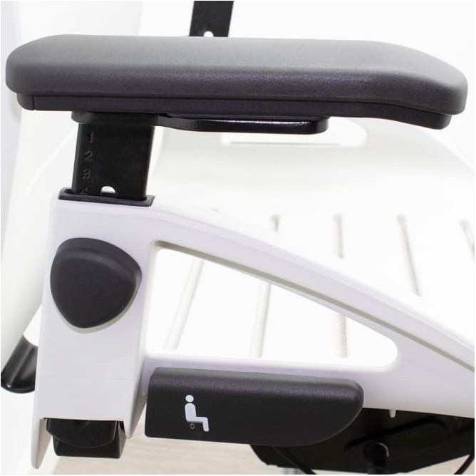 Silla operativa en polipropileno gris y brazos en negro