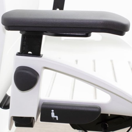Silla operativa en polipropileno gris y brazos en negro