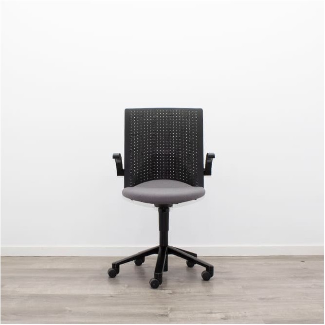 Silla operativa gris y respaldo polipropileno negro con brazos fijos