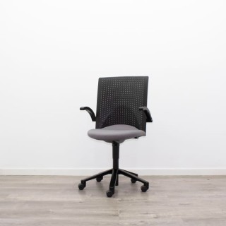 Silla operativa gris y respaldo polipropileno negro con brazos fijos 2
