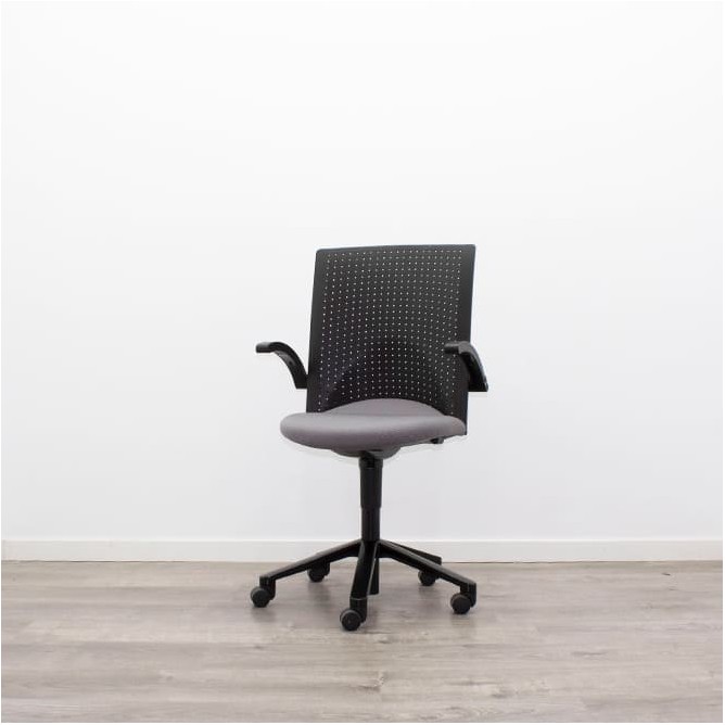 Silla operativa gris y respaldo polipropileno negro con brazos fijos