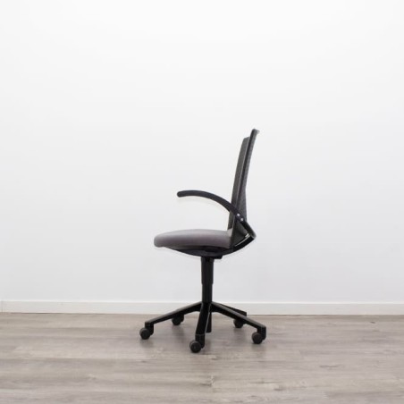 Silla operativa gris y respaldo polipropileno negro con brazos fijos