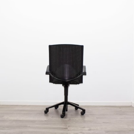Silla operativa gris y respaldo polipropileno negro con brazos fijos