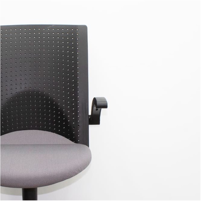 Silla operativa gris y respaldo polipropileno negro con brazos fijos