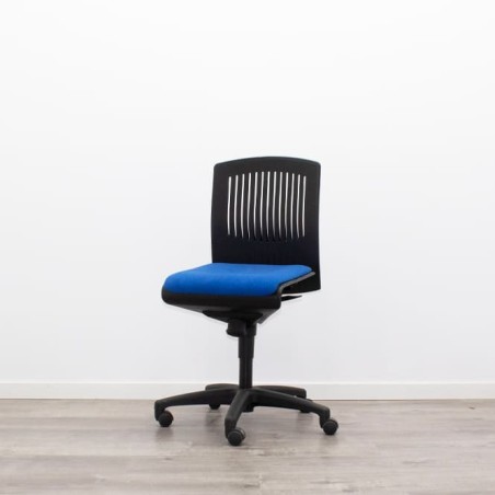 Silla operativa azul y respaldo negro sin brazos