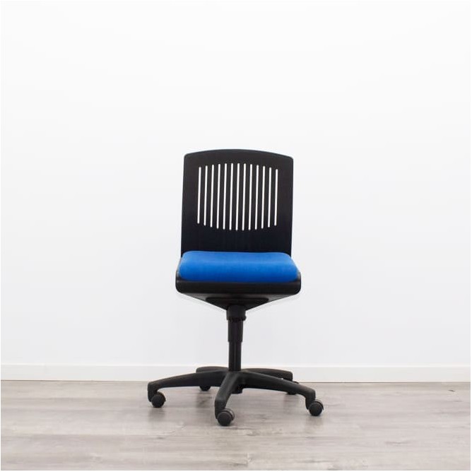 Silla operativa azul y respaldo negro sin brazos