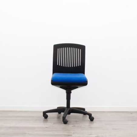 Silla operativa azul y respaldo negro sin brazos