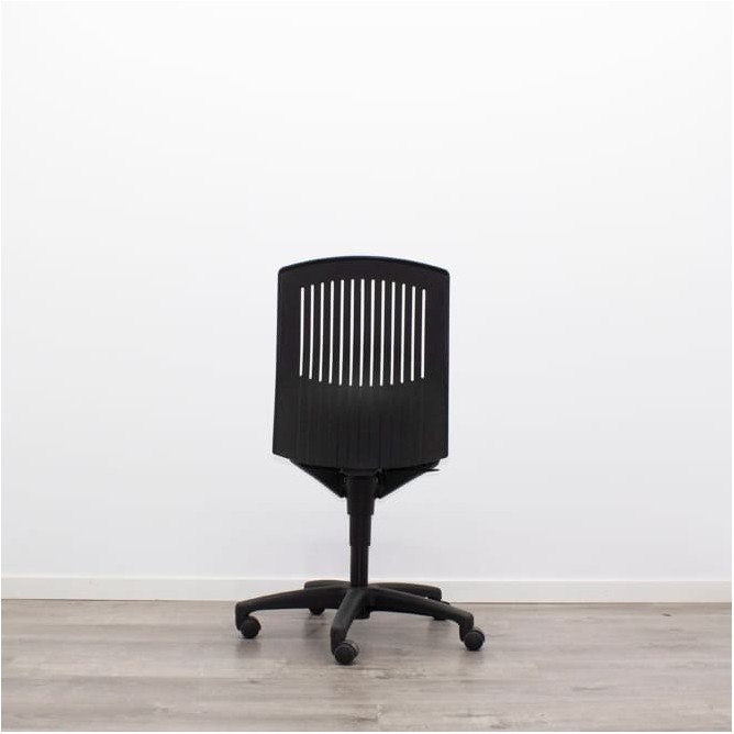 Silla operativa azul y respaldo negro sin brazos