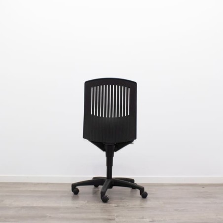 Silla operativa azul y respaldo negro sin brazos