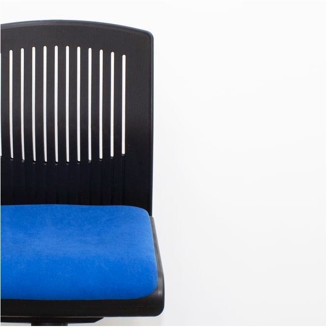 Silla operativa azul y respaldo negro sin brazos