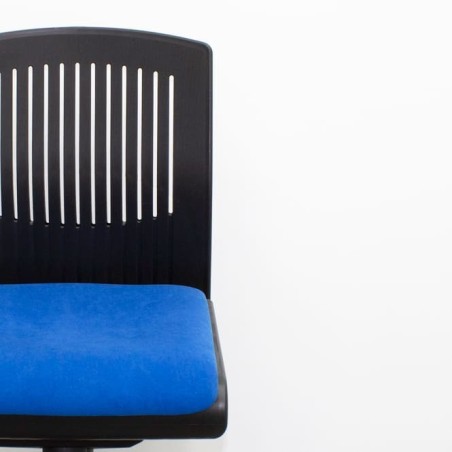 Silla operativa azul y respaldo negro sin brazos