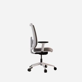 Silla operativa 911 White respaldo de malla y tapizado 2