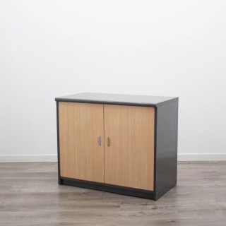 Armario bajo todo puerta gris y arce de 88,5cm - Mercaoficina 2