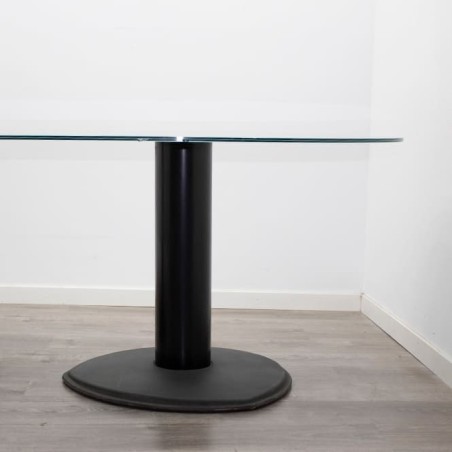 Mesa de juntas ovalada de cristal y peanas metálicas de 200cm