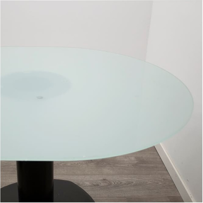 Mesa de juntas ovalada de cristal y peanas metálicas de 200cm