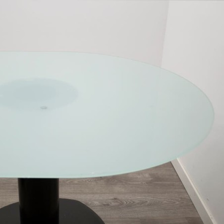 Mesa de juntas ovalada de cristal y peanas metálicas de 200cm
