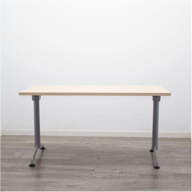 Mesa operativa melamina maple y patas grises de 140cm