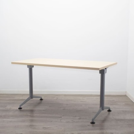 Mesa operativa melamina maple y patas grises de 140cm