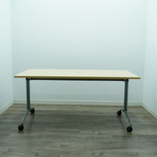 Mesa operativa abatible en maple con ruedas de 160cm 2
