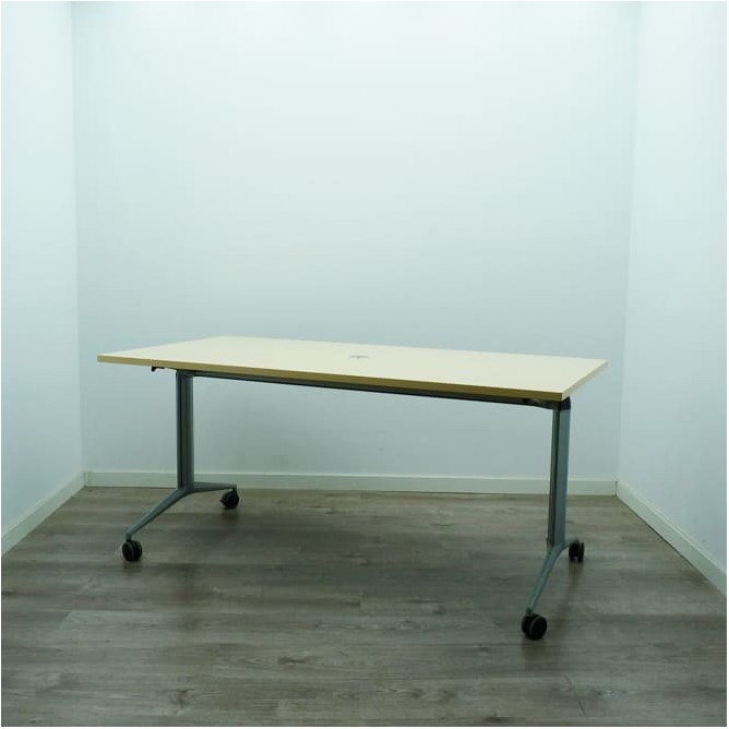 Mesa operativa abatible en maple con ruedas de 160cm