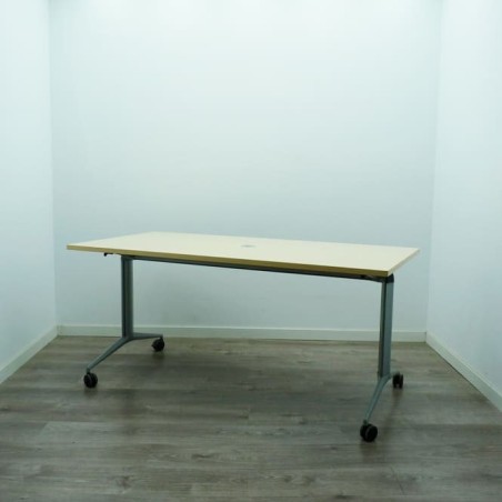 Mesa operativa abatible en maple con ruedas de 160cm