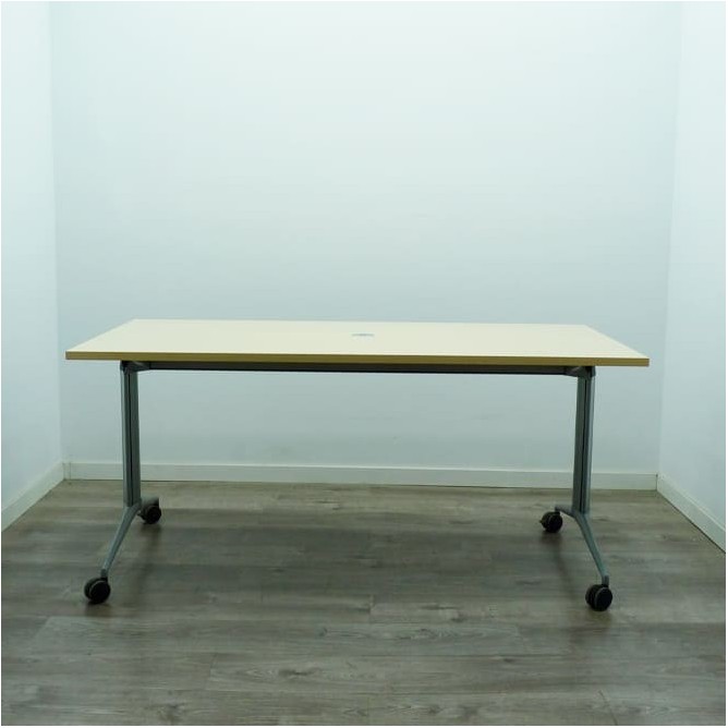 Mesa operativa abatible en maple con ruedas de 160cm
