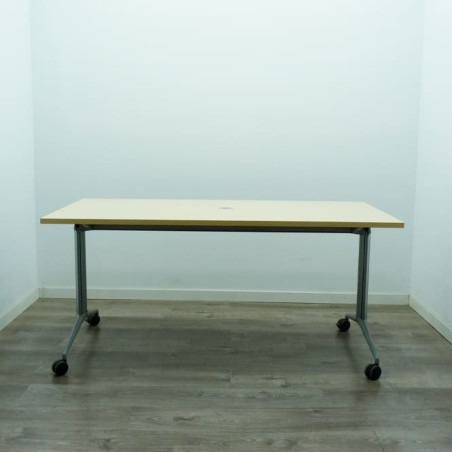 Mesa operativa abatible en maple con ruedas de 160cm