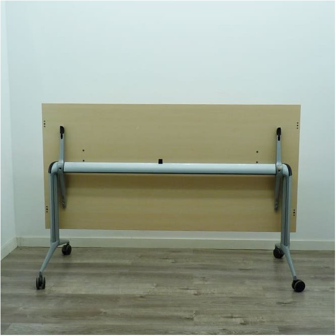 Mesa operativa abatible en maple con ruedas de 160cm