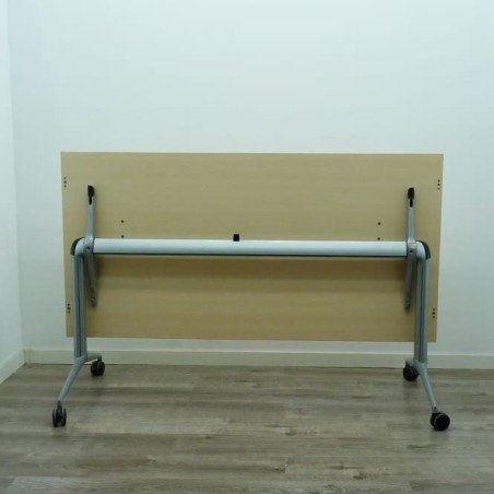 Mesa operativa abatible en maple con ruedas de 160cm