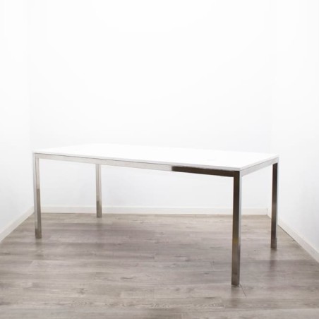 Mesa operativa blanca con patas aluminizadas 180cm