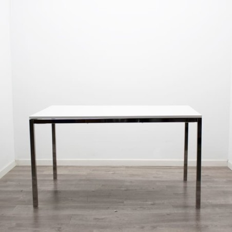 Mesa operativa blanca lacada con patas cromadas 135cm
