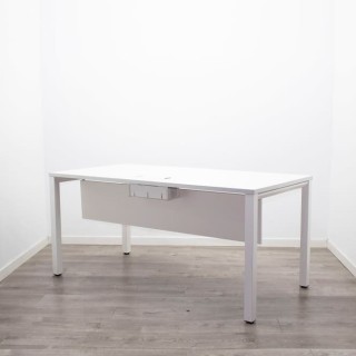 Mesa operativa blanca con faldón de 160cm 2