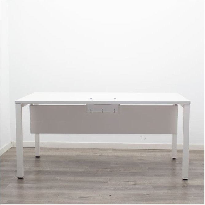 Mesa operativa blanca con faldón de 160cm
