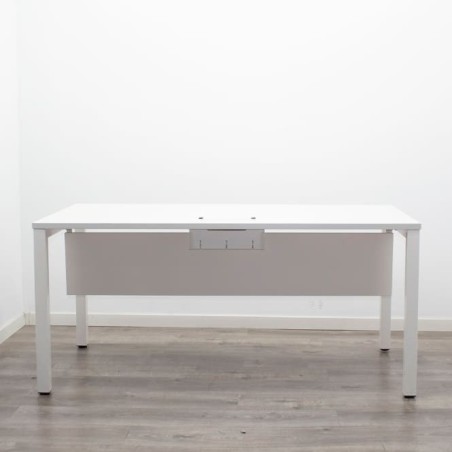 Mesa operativa blanca con faldón de 160cm