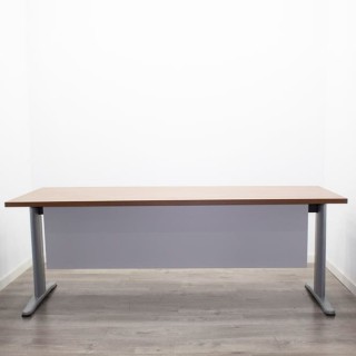 Mesa operativa en nogal y estructura gris de 200cm 2