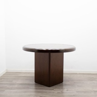 Mesa reunión redonda en nogal y base cuadrada de 109cm 2