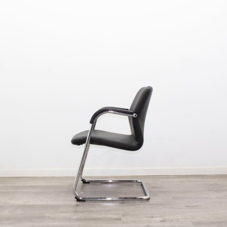 Silla confidente en tela gris claro con base patín negra - Mercaoficina