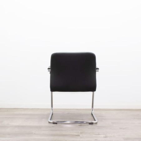 Silla confidente en tela gris claro con base patín negra - Mercaoficina