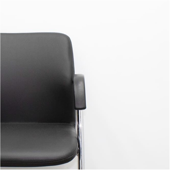 Silla confidente napel negro y estructura cromada