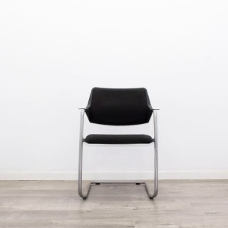 Silla confidente con base patín tapizada en negro 2