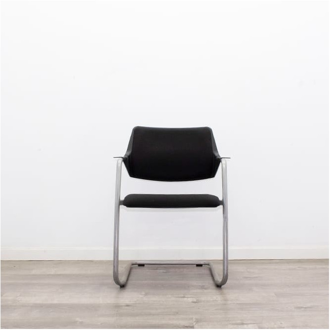 Silla confidente en tela gris claro con base patín negra - Mercaoficina