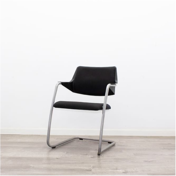 Silla confidente con base patín tapizada en negro