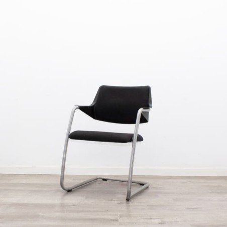 Silla confidente con base patín tapizada en negro