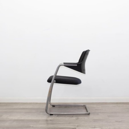 Silla confidente en tela gris claro con base patín negra - Mercaoficina