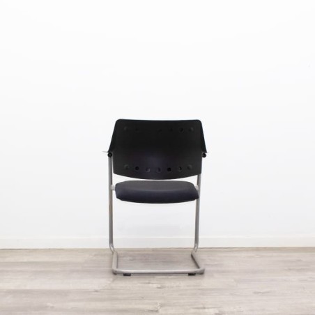 Silla confidente con base patín tapizada en negro