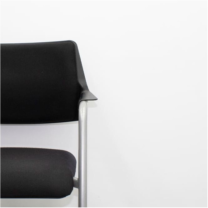 Silla confidente con base patín tapizada en negro