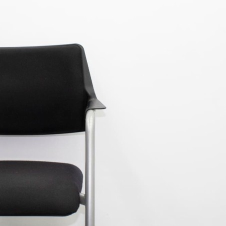 Silla confidente con base patín tapizada en negro